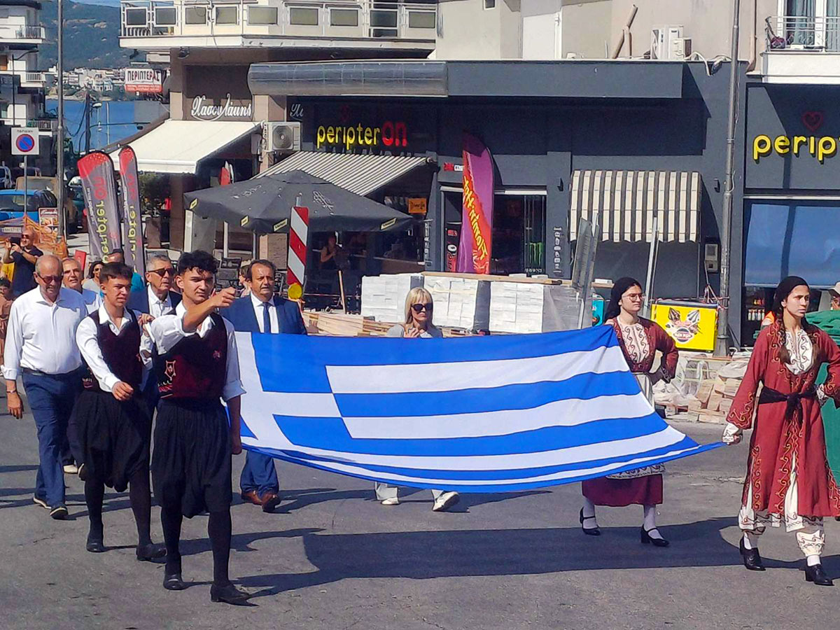  Έπαρση της Ελληνικής σημαίας στις Καμάρες – Παρέλαση από Δημοτικά Σχολεία και Λύκειο Ελληνίδων Καβάλας (φωτογραφίες-videos)