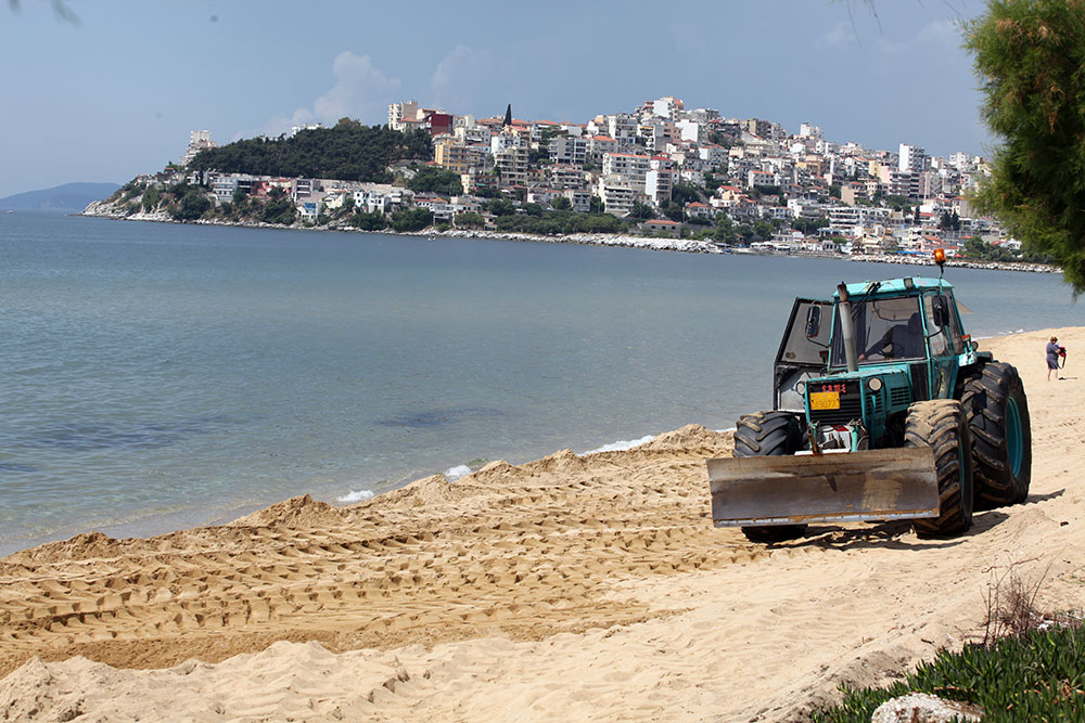  Επαγγελματίες πλήρωσαν και έστρωσαν την άμμο στις παραλίες Περιγιαλίου- Ν.Καρβάλης